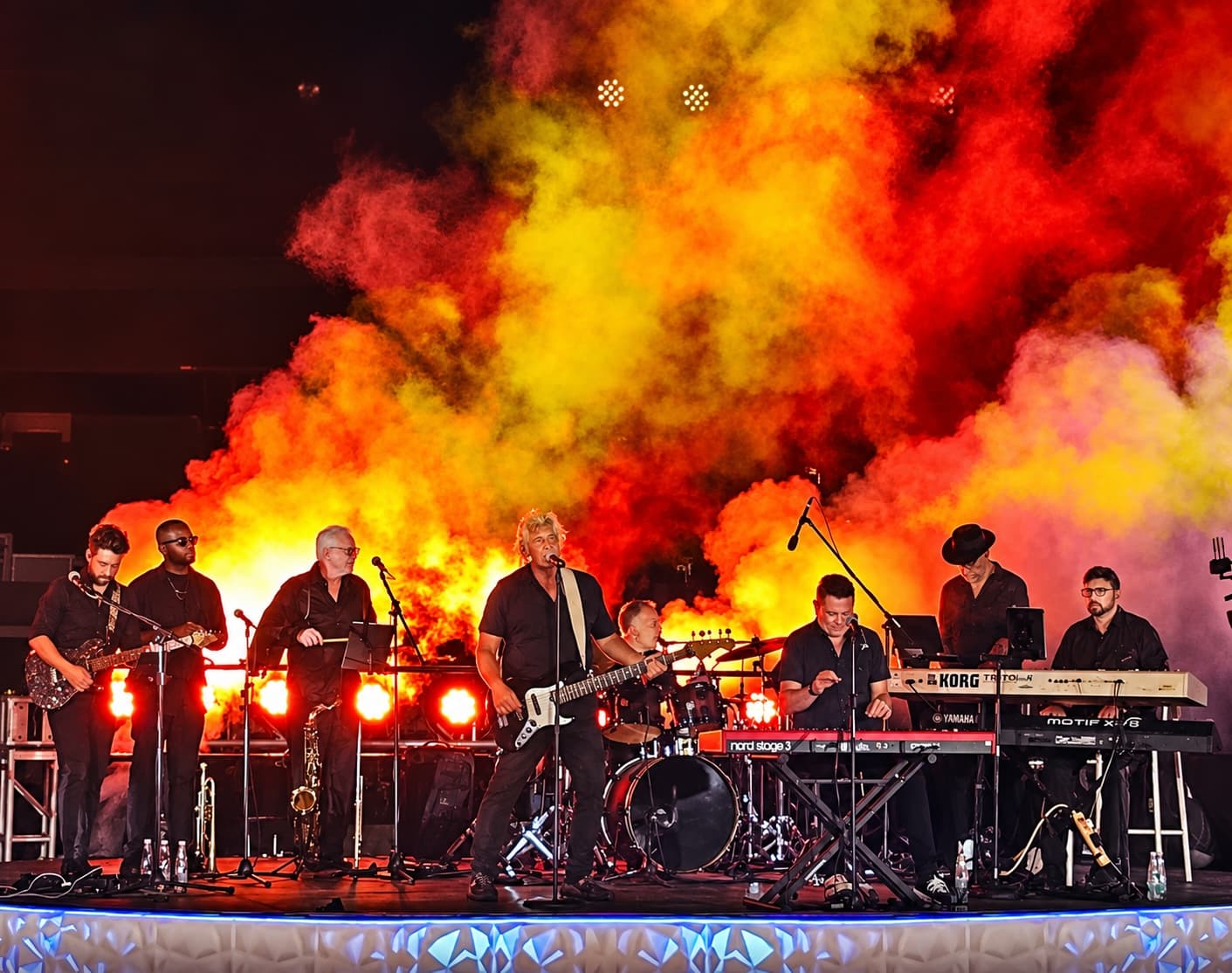 Entourage performing in Cabo with Jason Scheff and Jay DeMarcus